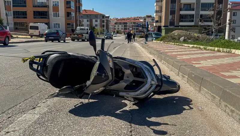 Uşak’ta Trafik Kazası! Hafif Ticari Araç ve Motosiklet Çarpıştı