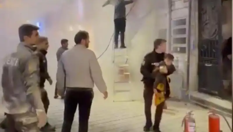 Beyoğlu'ndaki Büfede Yangın! İçeride Mahsur Kalan Çocuk Kurtarıldı