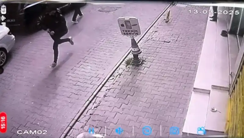 İstanbul'da Silahlı Saldırı! Bacağından Vurulan Genç Hayatta Kalma Mücadelesi Veriyor