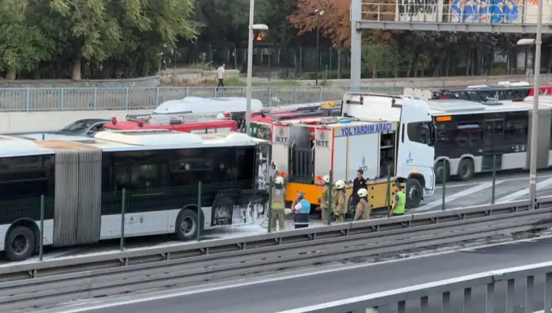 İstanbul'da Metrobüs Yangını: Trafik Kaosu ve Endişe Verici Anlar