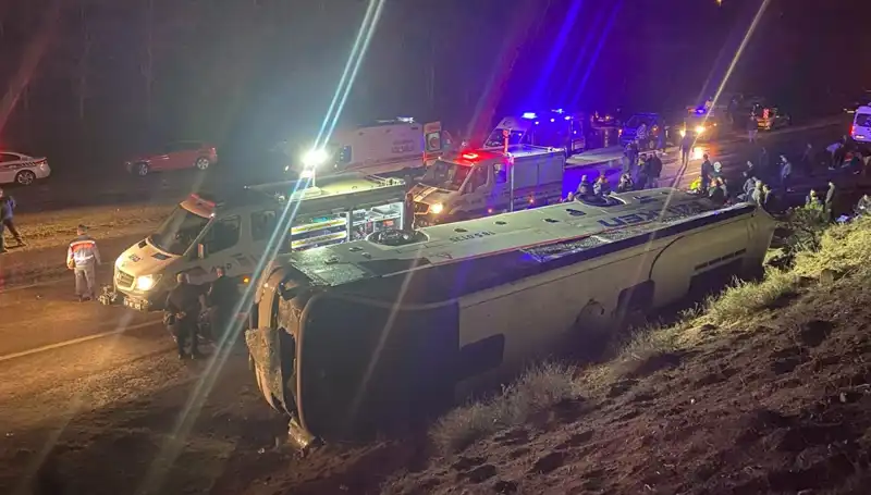 İşçi Servisi Kaza Yaptı: Devrilen Araçta 23 Yaralı!