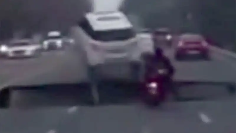 Güney Kore Otoyolunda Dev Çukur: Motosiklet İçin Korkunç Son!