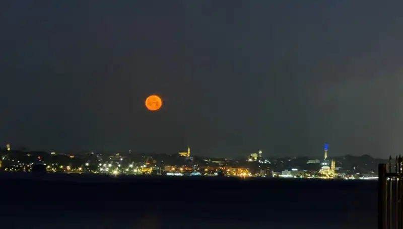 İstanbul'da "Çilek Dolunayı": Göz Alıcı Doğa Manzarası ve Sosyal Medya Etkisi
