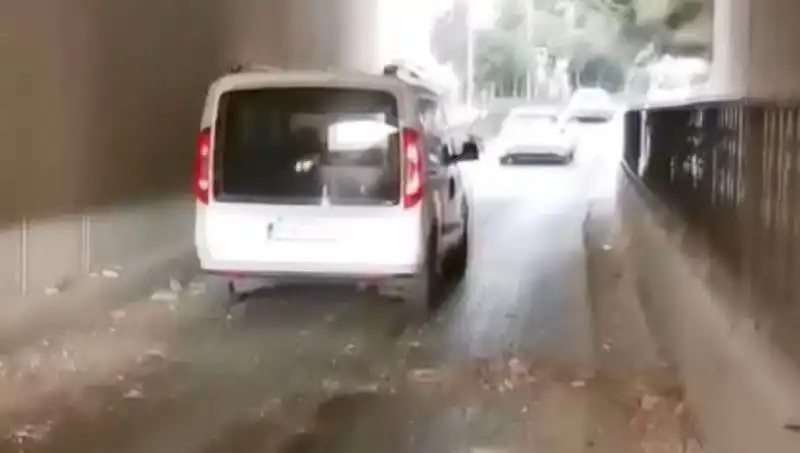 Trafikte Dehşet Anları: Beton Parçaları Araçların Üzerine Düştü, Şans Eşlik Etti!