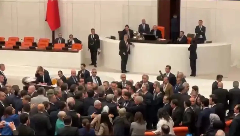 Mecliste Kavga! Emekli İkramiyesi Krizi Gündeme Bomba Gibi Düştü
