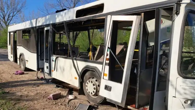 İki Kere Yıkım: Rus Saldırısı İşçi Taşıyan Otobüsü Vurdu, 9 Ölü