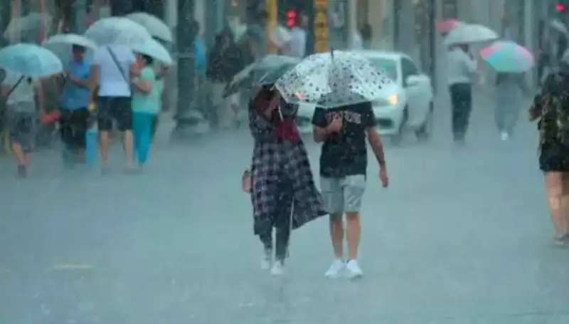 İstanbul ve Etrafındaki Yangın Bölgeleri İçin Meteorolojik Uyarı: Kuvvetli Rüzgar ve Sağanak Yağış