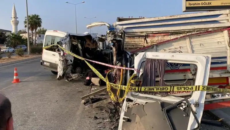Mersin'de Tatil Yolunda Meydana Gelen Feci Kaza: İki Can Gitti, On Kişi Yaralı