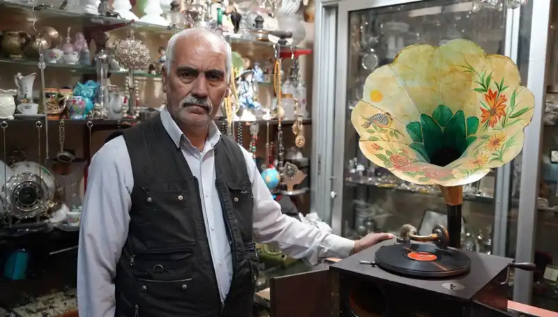 44 Yıldır Antikacılık Yapıyor: Asırlık Gramofonların Bekçisi