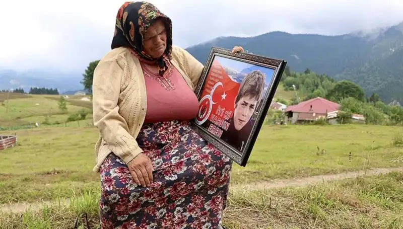 Eren Bülbül'ün Annesine Unutulmaz Bayram Kutlaması: DEM Parti Yanında!