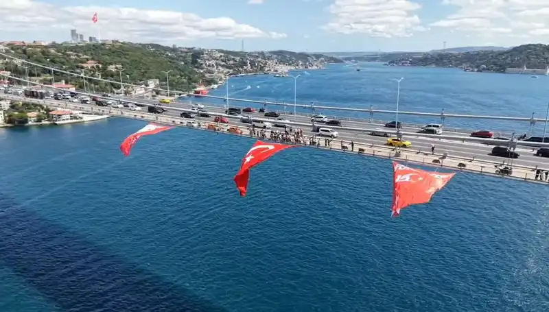 Türk Bayrağıyla Bezenen Köprüde Görsel Şölen