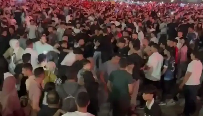 Yıldızların Konserinde Bıçaklı Kavga: Üç Kişi Yaralandı!