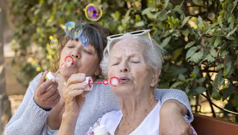 100 Yaşındaki İki Kadından Uzun Yaşamın Sırrı: Diyet Değil, Başka Bir Şey!