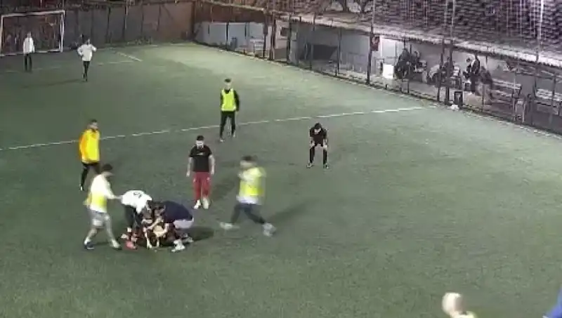 İki Halı Sahada Yaşanan Trajik Olaylar, Spor Dünyasını Saraoğluşturdu
