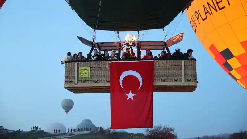 Kapadokya'da 23 Nisan Coşkusu: Balonlar Türk Bayrağıyla Gökyüzünde!