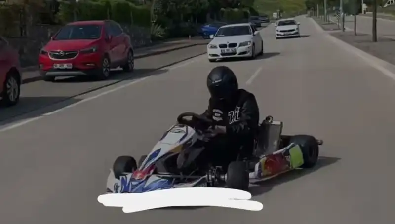 Go-Kart Sürücüsü Drift Atarak Tehlikeyi Peşine Taktı!
