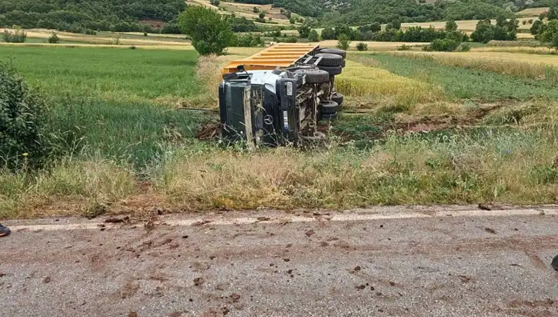 Tokat'ta Devrilen Kamyonun Şoförü Hayatını Kaybetti: Feci Kazanın Gözdesiydi