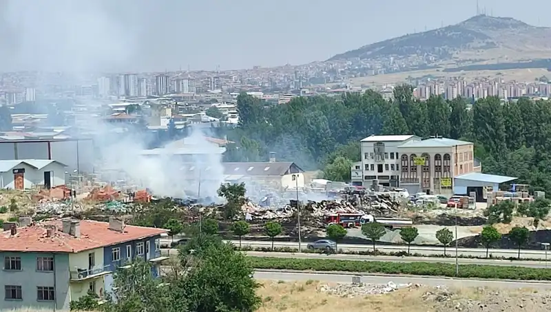 Otluk Alandaki Yangın, Depoyu Küller İçinde Bıraktı!
