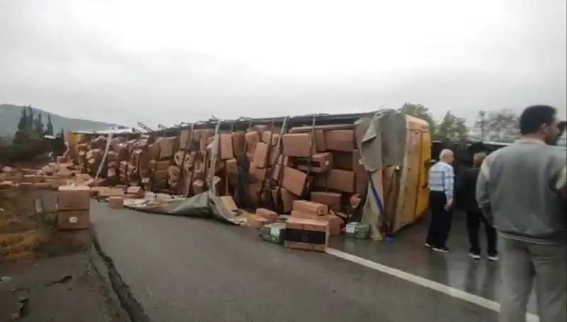 TEM Otoyolu'nda TIR Devrildi: Ankara Yolu Erişime Kapatıldı