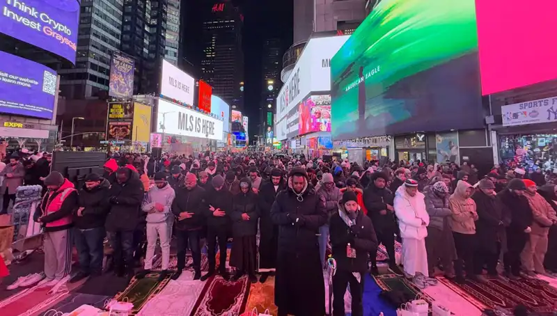 New York Times Meydanı'nda Tarihi Teravih Namazı ve Toplumsal Dayanışma Rüzgarı