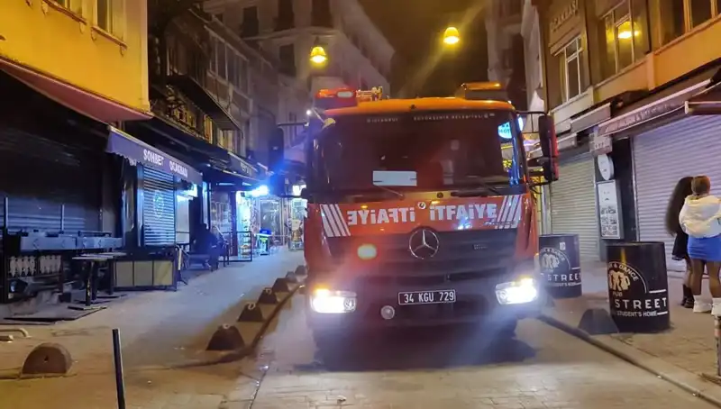 Beyoğlu'nda Asansör Boşluğuna Düşen Müşteri Yaşam Mücadelesi Veriyor