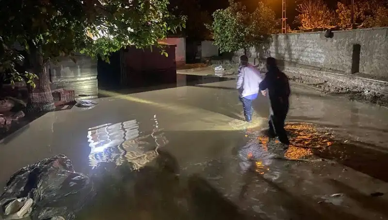 20 Dakikalık Şiddetli Yağış: Sel Felaketi 4 Evi Etkiledi