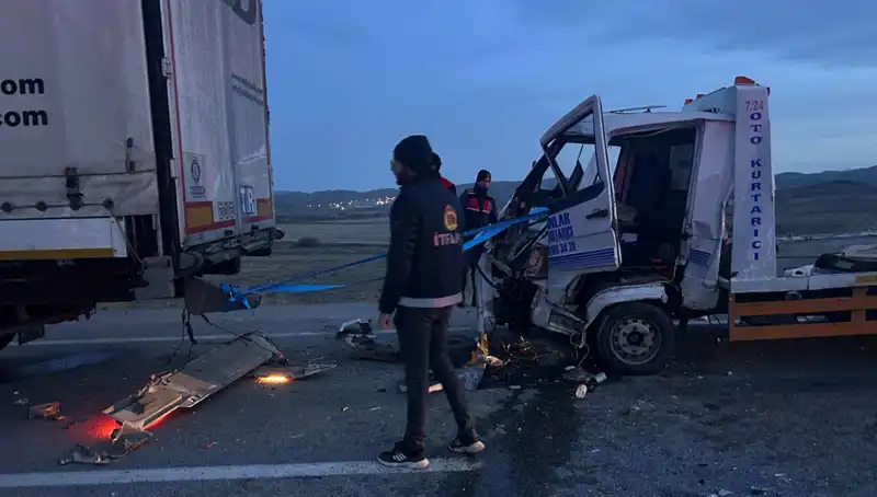 Yardım İçin Durdu, Arkadan Gelen Çekici Kazaya Neden Oldu!