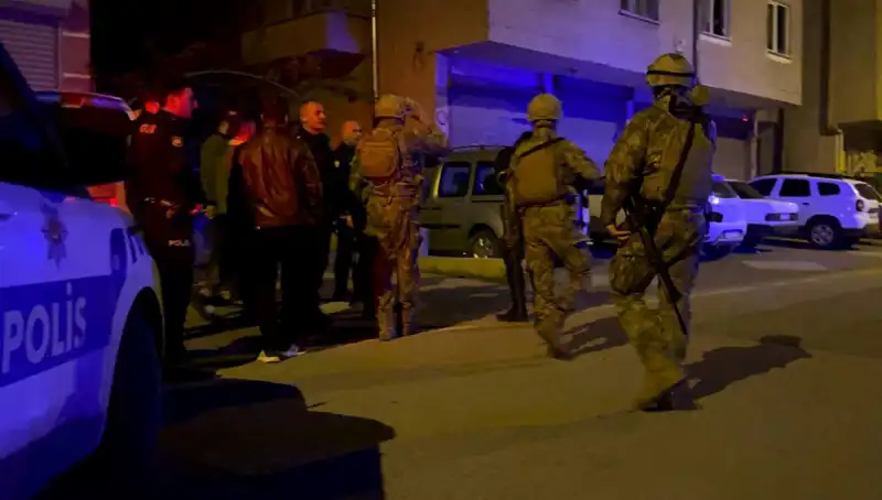 Balkondan Tüfekle Ateş Açan Şahıs, Polisin Gelmesiyle Evinin Kapısını Kilitledi!