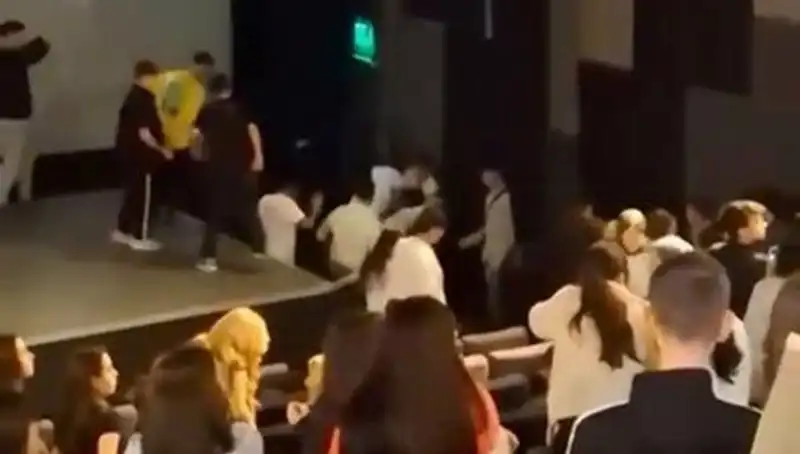 Rapçi Çakal'ın Hayranları Kartel Gibi Çatıştı: Ortalık Karıştı!