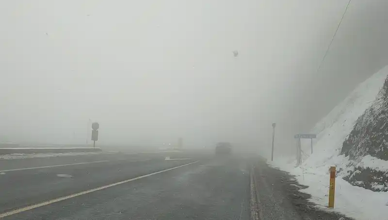 Kar ve Sis Bolu Dağı'nda Ulaşımı Olumsuz Etkiliyor, Ne Yapmalıyız?