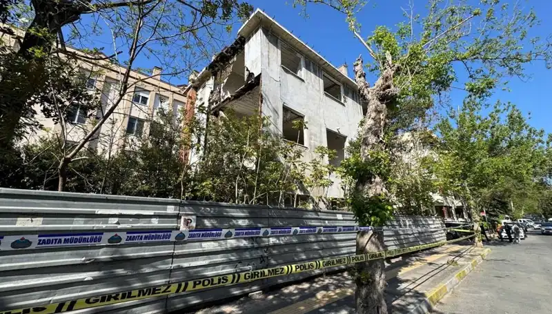 Bakırköy'de Deprem Sarsıntısıyla Metruk Bina Kısmen Çöktü!