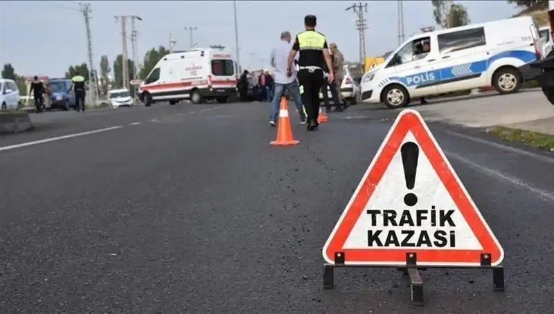 Antalya'da Otomobil Kanal Sırasında Devrildi: Yaralılar Hastaneye Kaldırıldı
