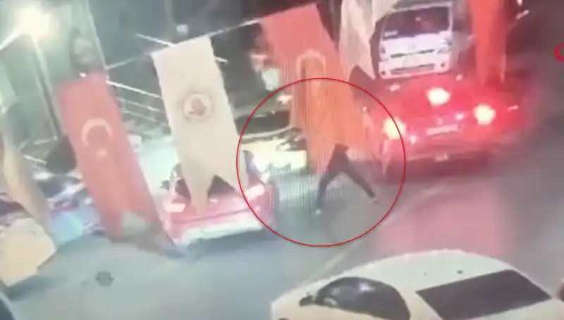 Otomobildeki Genç, Kurşun Yağmuruna Amaçsızca Hedef Oldu!