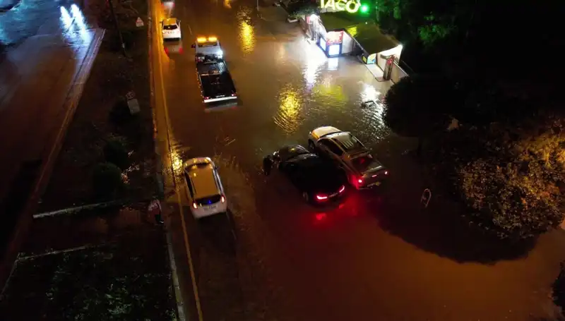 Adana’da Yağmur Alarmı: Cadde ve Yolları Sular Bastı!