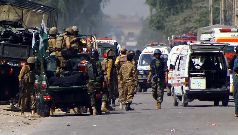 Pakistan'da Camiye Yapılan Bombalı Saldırı: Yaralılar ve Olayın Ardındaki Sebepler