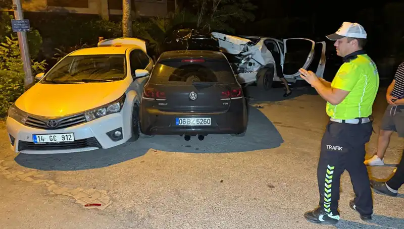 Alkollü Sürücünün Korkunç Kazası, Üç Araca Çarptı ve Sokağı Lütfen Temizleyin!