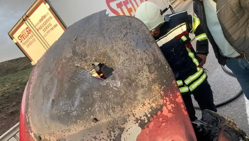 Seyir Halindeki Otomobilin Alev Alev Yanması: Nedenleri ve Güvenlik Önlemleri