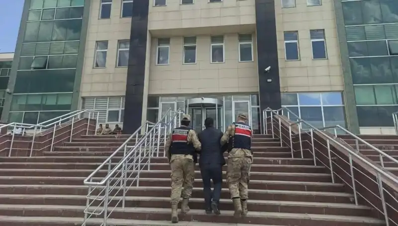 Hapis Cezasıyla Aranan Şüpheli, Saklandığı Yerin Duvaklarında Yakalandı