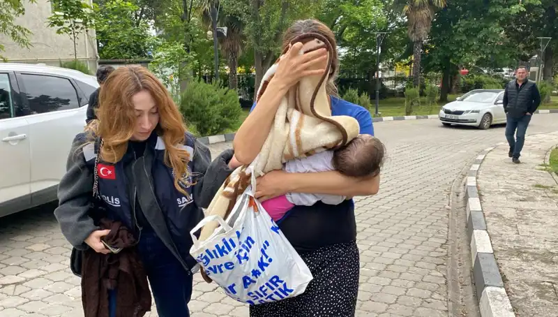 Evlerden Hırsızlık Yapan Kadın, Güvenlik Kameralarına Takıldı ve Yakalandı