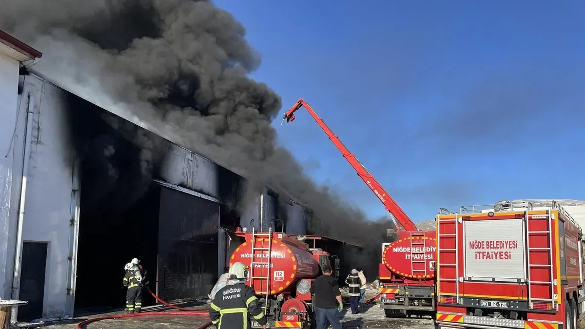 Niğde Organize Sanayi Bölgesi’nde Fabrika Yangını: İtfaiye Ekipleri Seferber Oldu