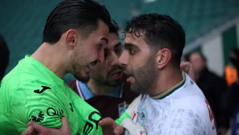 Konyaspor-Trabzonspor Maçında Heyecan Dolu Anlar: Futbolcular Arasında Gerginlik!