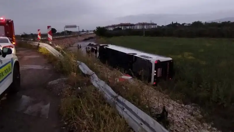 Manisa'da Yolcu Otobüsü Kazası: Feci Olayda Yaralılar Var