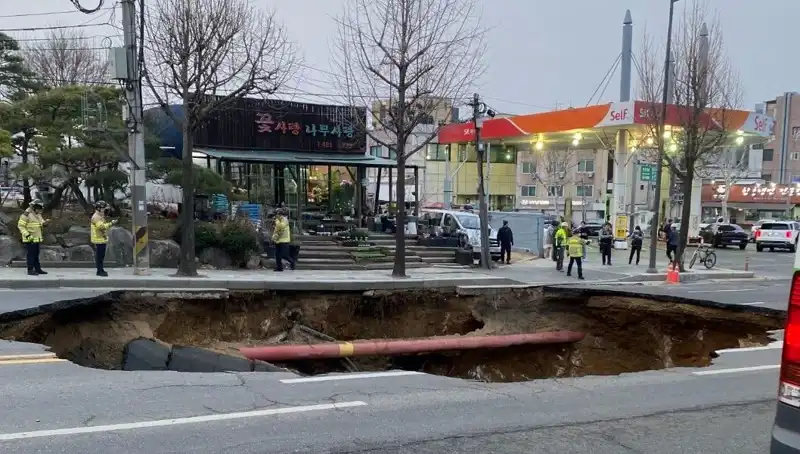 Güney Kore'de Dev Çukur Motosikleti Yuttu: Kazanın Ardından Yaşananlar