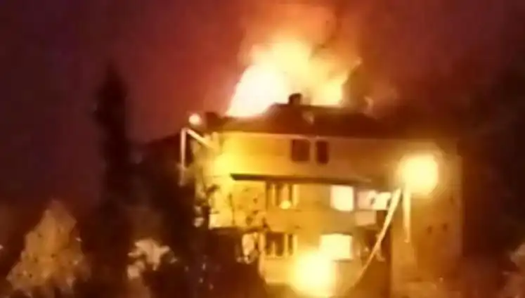 Saman Dolu Çatı Yangını Mahallede Panik Yaratıyor: Nedenleri ve Sonrası
