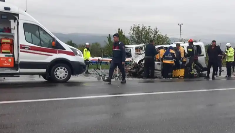 Denizli’de Korkutan Trafik Kazası: İki Araç Kafa Kafaya Çarpıştı