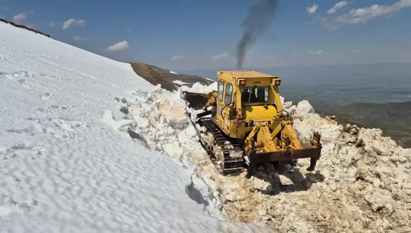 İki Metreyi Bulan Kar: Nisan Ayında Zorlu Yol Açma Çalışmaları Başladı!