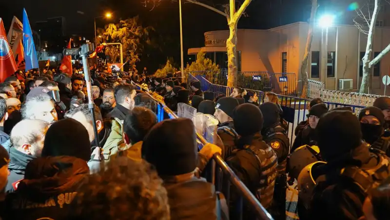 İstanbul’da Ekrem İmamoğlu Protestolarında Çıkan Olaylar: 16 Polis Yaralandı, 53 Gözaltı