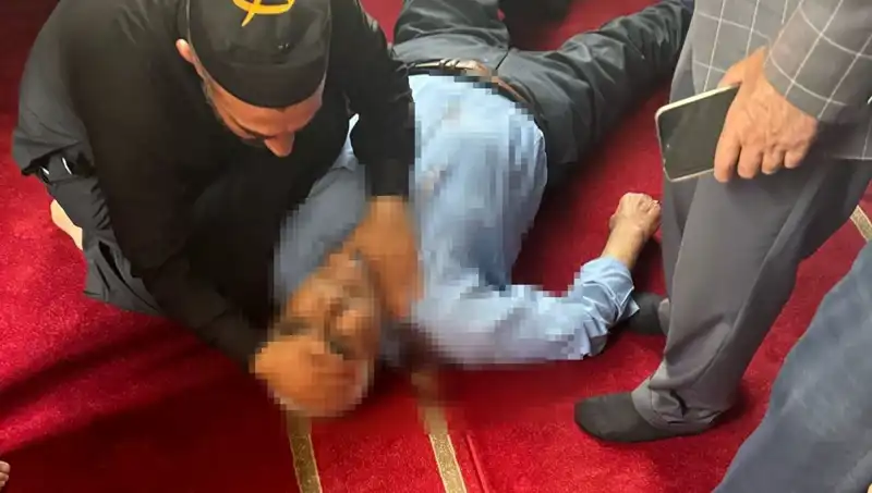 Camide İlginç Olay: Namaz Sırasında Bıçaklı Saldırı Gerçeği