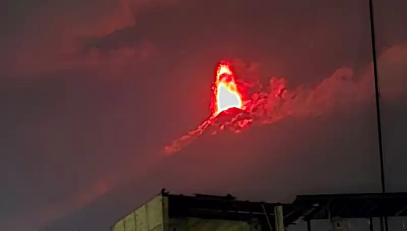 Fuego Yanardağı’nın Patlaması: 30 Bin Kişi Tahliye Riskiyle Karşı Karşıya
