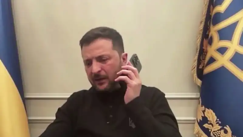 Zelenski'nin Basın Toplantısında Macron'un Sıradışı Telefon Görüşmesi